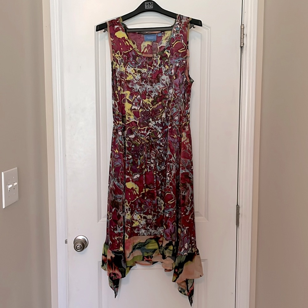 Vera Wang dress size Large. Minimal wear and tear, tie on waist for shaping.